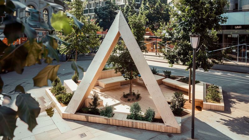 Ecological triangle in an urban environment - Amusement Logic