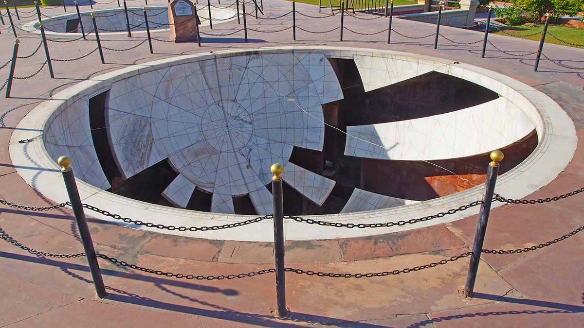 Architecture and science: monumental sundials