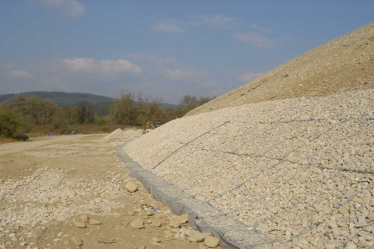 Retaining walls in water parks