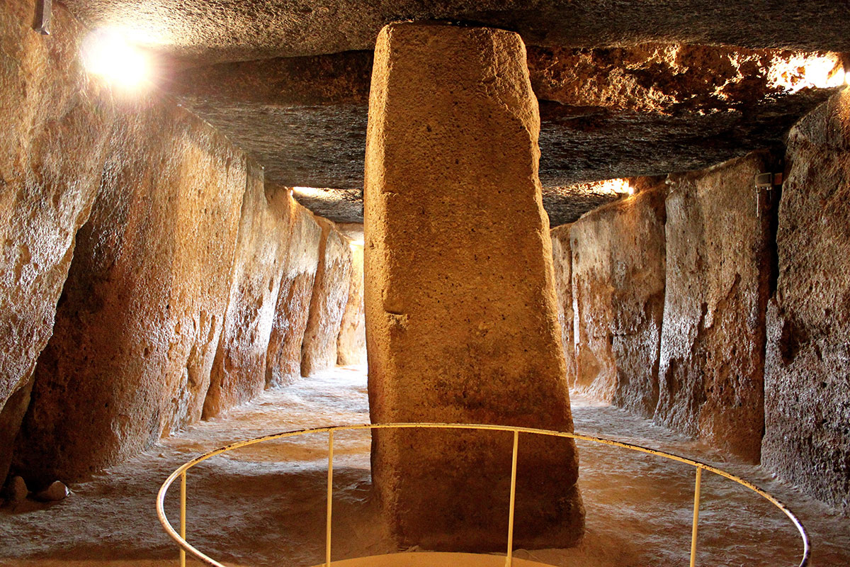 Secrets of megalithic architecture: the Menga dolmen Foto 02