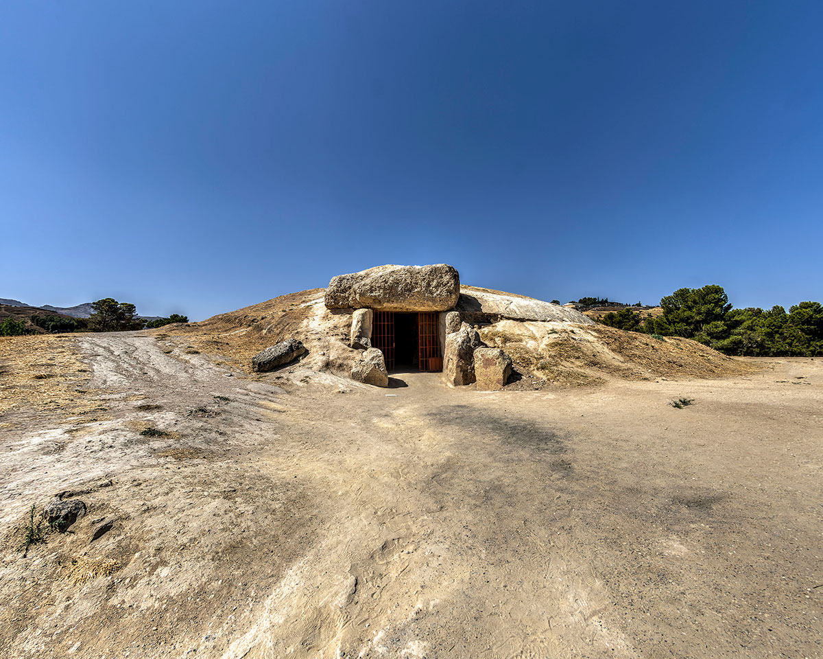 Secrets of megalithic architecture: the Menga dolmen Foto 01