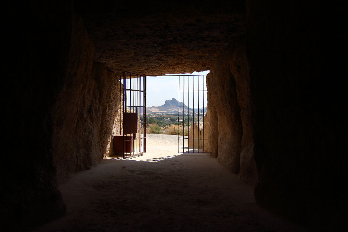 Secrets of megalithic architecture: the Menga dolmen Foto 06