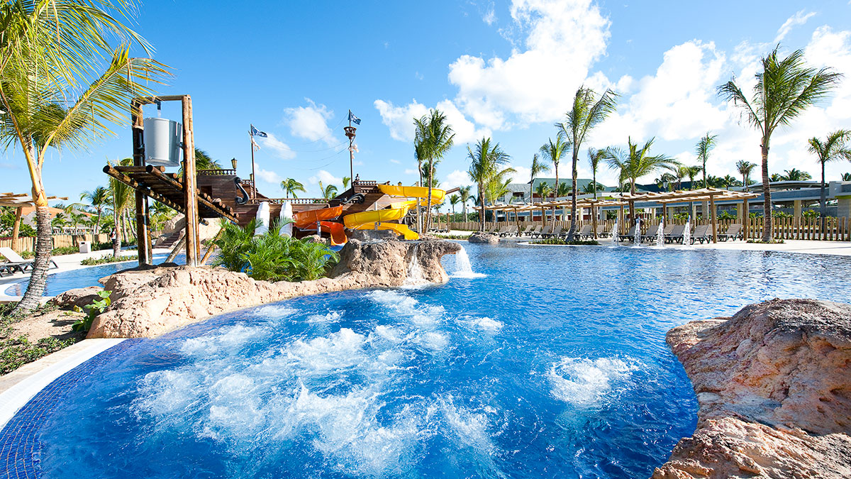 Areas between attractions in water parks