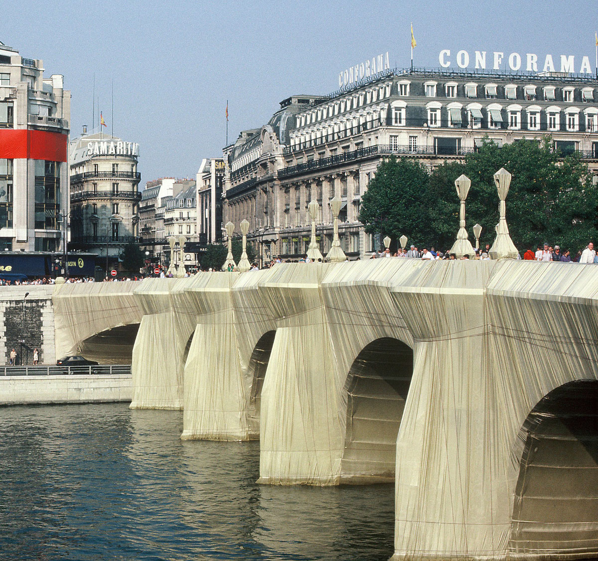 Urban scenographies: The city as a space of the ephemeral