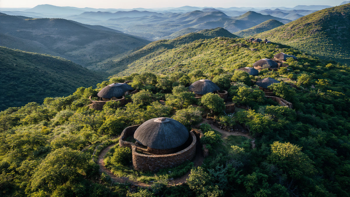 Circular cabins, architecture of respect