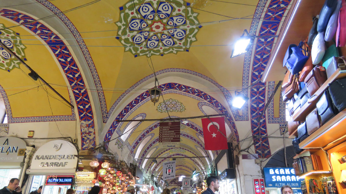 History of architecture: Istanbul Grand Bazaar, the oldest and largest covered market in the world
