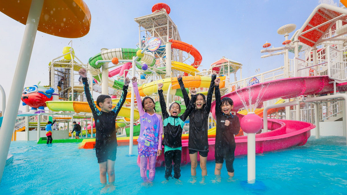 HARBOR-ISLAND-C Harbor Island: A rooftop water park at a shopping centre
